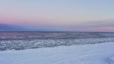 Kışın güzel Baltık Denizi manzarası. Donmuş Baltık Denizi, donmuş Baltık Denizi kıyısında kayan buz blokları, güneşli kış gününde.