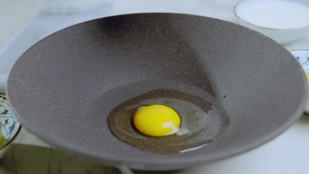 Кухар Додає Цукор Сирого Яйця Щоб Збити Яйце Щоб Приготувати — стокове відео