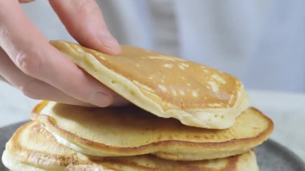 Der Koch Arrangiert Die Dicken Amerikanischen Pfannkuchen Auf Einem Teller — Stockvideo