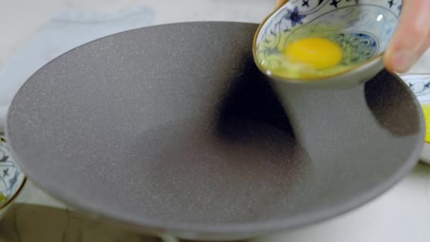 Cuoco Mette Uovo Crudo Una Ciotola Cuocerlo Ciotola Nera Tavolo — Video Stock