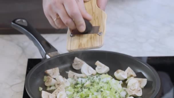 Chef Grating Black Truffle Slices Pan Prepare White Sauce Pasta — Stock Video