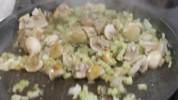 Aşçı Sosun Malzemelerini Sıcak Tavada Kızartır Makarna Spagetti Sosu Yapmak — Stok video