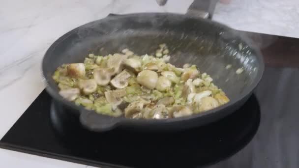 Cozinheiro Frite Atrativamente Ingredientes Molho Uma Panela Quente Refogue Cebolas — Vídeo de Stock