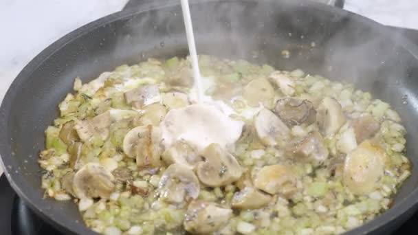 Προετοιμασία Λευκής Σάλτσας Για Ζυμαρικά Σπαγγέτι Μάγειρας Προσθέτει Ξινή Κρέμα — Αρχείο Βίντεο