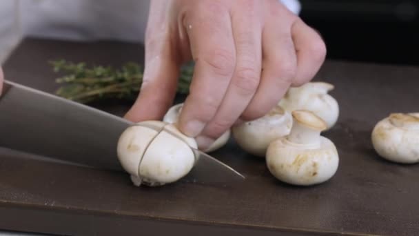 Σεφ Κόβει Μανιτάρια Champignon Ένα Μεγάλο Μαχαίρι Διαδικασία Παρασκευής Ζυμαρικών — Αρχείο Βίντεο