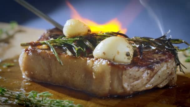 Filete Ahumado Caliente Una Tabla Cortar Madera Carne Fresca Sartén — Vídeo de stock
