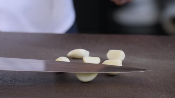 Şef Taze Sarımsağı Kesme Tahtasıyla Ezmek Için Bıçak Kullanıyor Yemek — Stok video