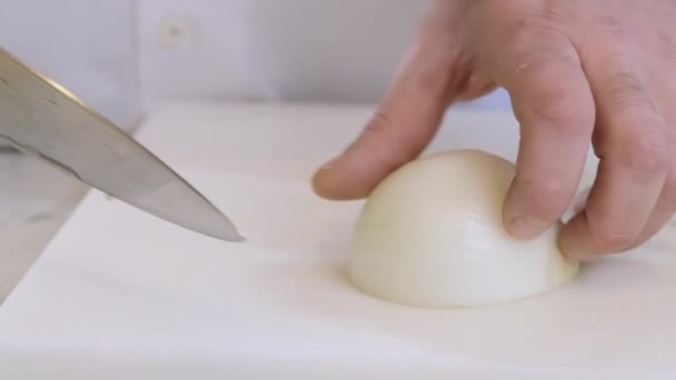 Cocinero Corta Cebolla Blanca Con Cuchillo Grande Video Cámara Lenta — Vídeos de Stock