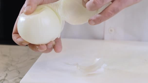 Zbliżenie Szefa Kuchni Obierającego Białą Cebulę Wysokiej Jakości Materiał — Wideo stockowe