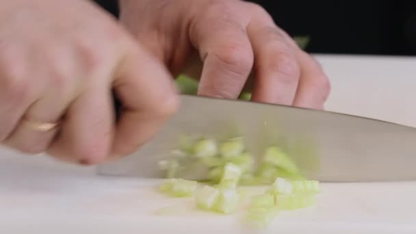 Kuchař Krájí Celerová Stébla Velkým Kuchyňským Nožem Malé Plátky Kovový — Stock video