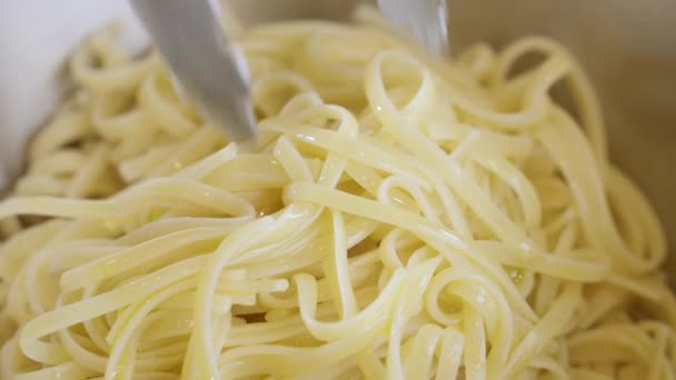 Kook Met Metalen Stokjes Meng Spaghetti Met Olijfolie Een Metalen — Stockvideo