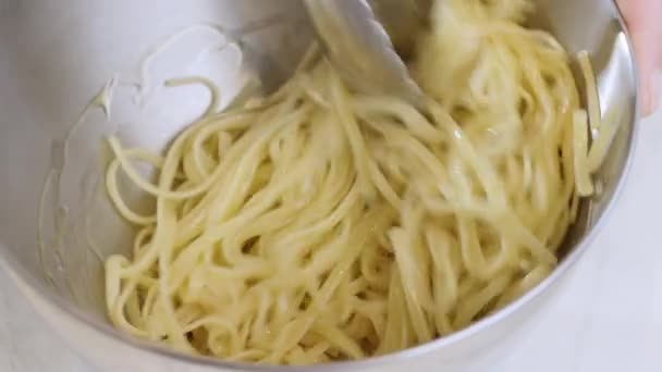 Kook Met Metalen Stokjes Meng Spaghetti Met Olijfolie Een Metalen — Stockvideo