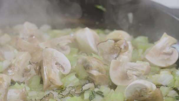 Essenszubereitung Nahaufnahme Von Lebensmittelzutaten Die Auf Einer Pfanne Kochen Champignons — Stockvideo
