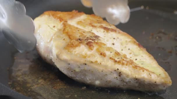 Kızarmış Tavuğu Kızartma Tavasında Yakın Çekim Bir Aşçı Tavuk Filetosunu — Stok video