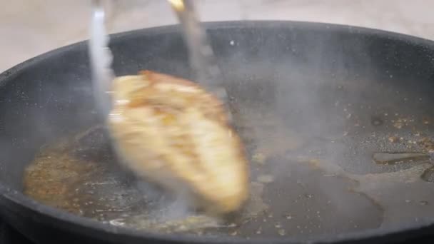 Pechuga Pollo Frito Una Sartén Cocción Pechuga Pollo Sartén Imágenes — Vídeo de stock