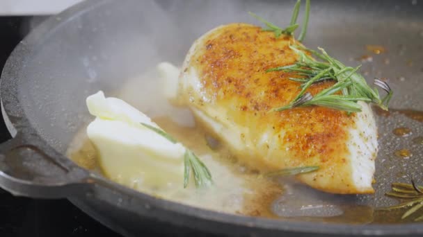 Tavada Kızartılmış Otlu Tavuk Göğsü Kızartma Tavasında Tavuk Göğsü Pişirmek — Stok video