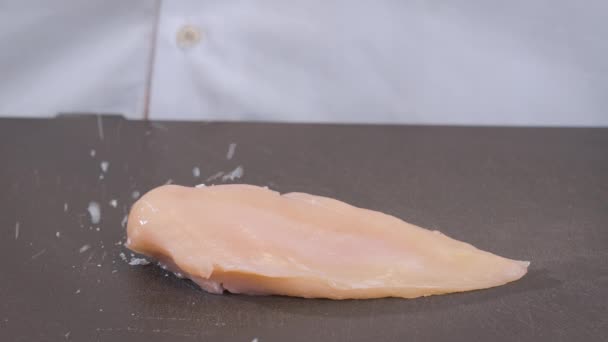 Preparación Alimentos Cocinero Espolvorea Sal Sobre Filete Pechuga Pollo Vídeo — Vídeo de stock