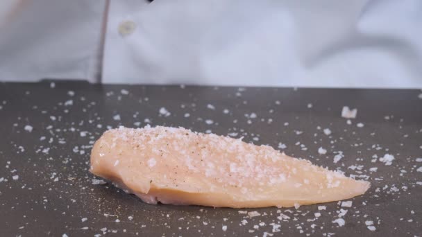 Przygotowanie Żywności Szef Kuchni Posypuje Filet Piersi Kurczaka Pieprzem Filmik — Wideo stockowe