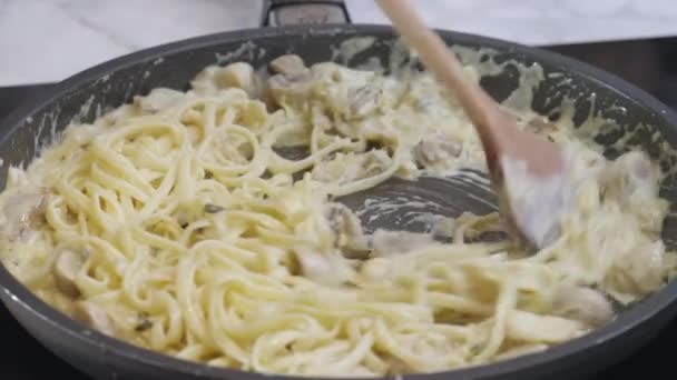 Προετοιμασία Φαγητού Μάγειρας Ανακατεύει Μακαρόνια Μαύρη Σάλτσα Τρούφας Στο Τηγάνι — Αρχείο Βίντεο