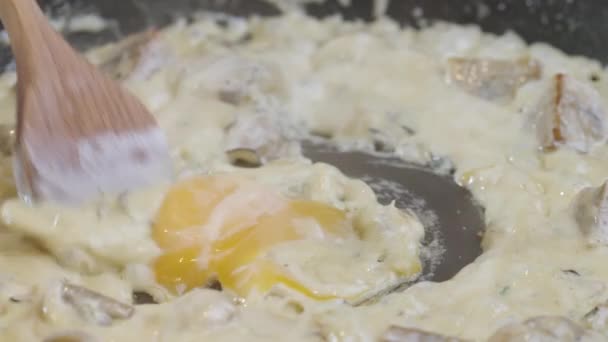 Siyah Mantar Sosu Hazırlanıyor Aşçı Spagettiye Çiğ Yumurta Sarısı Makarna — Stok video