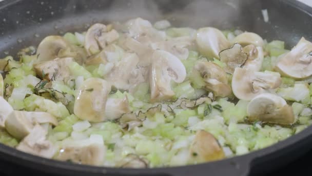 Close Ingredientes Alimentares Vapor Uma Panela Quente Cogumelos Cebolas Óleo — Vídeo de Stock