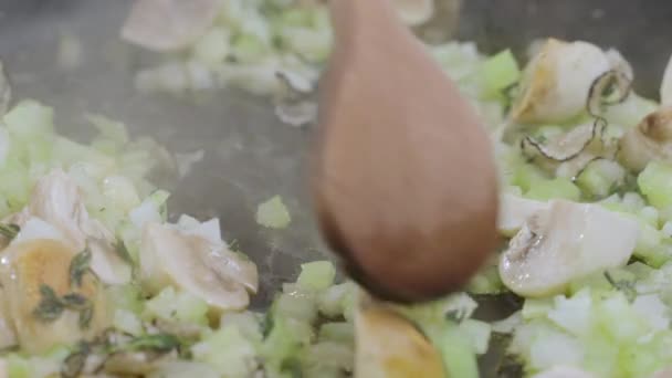 Μάγειρας Ετοιμάζει Σάλτσα Τρούφας Για Μακαρόνια Ζυμαρικά Κοντινό Πλάνο Μαύρης — Αρχείο Βίντεο