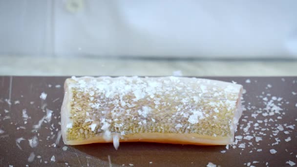 Cocinero Prepara Lijadora Filete Lucioperca Lija Cruda Espolvorea Con Sal — Vídeos de Stock
