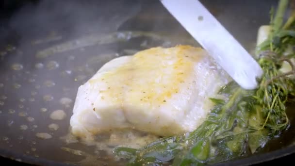 Filete Lija Friendo Una Sartén Cocinar Pescado Aceite Caliente Imágenes — Vídeos de Stock