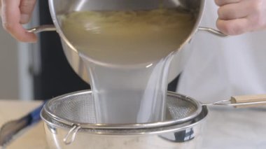 Yavaş çekimde makarna süzme videosu. Yüksek kalite 4k görüntü