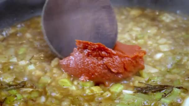 Μια Κλασική Ιταλική Σάλτσα Ντοματοπολτού Για Μακαρόνια Λευκά Κρεμμύδια Σκόρδο — Αρχείο Βίντεο