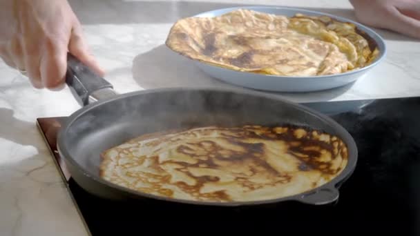 Vídeo Cerca Panqueque Delgado Está Cocinando Una Sartén Cocinero Mueve — Vídeos de Stock