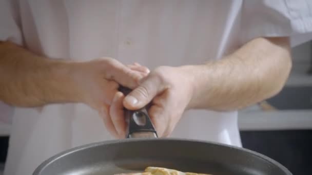 Медленное Движение Человека Руками Переворачивающими Блинчики Французские Блинчики Воздухе Сковороды — стоковое видео