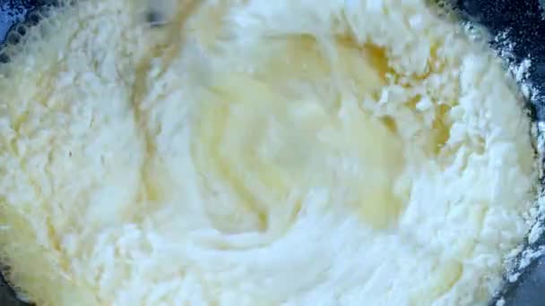 Preparazione Pastella Pancake Primo Piano Filmato Miscelazione Farina Bianca Una — Video Stock