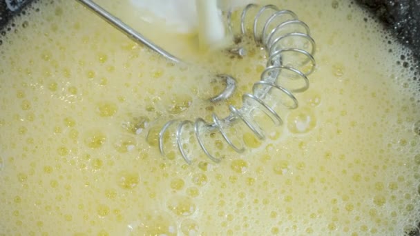 Приготування Пакету Млинців Додавання Молока Щоб Збити Яйце Цукром Щоб — стокове відео