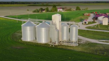 Tarım arazisindeki gümüş silolar. Tahıl depolama ve kurutma tankları. Tahıl üretimi için Agrocomplex. Küresel ekonomik kriz. Rus ve Ukrayna tahıl krizi. Yüksek kalite 4k görüntü