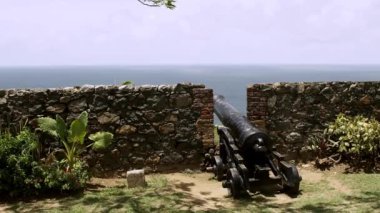 Kral George Tobago Kalesi. Tobago ve Trinidad. Karayipler 'de topları olan eski bir kale. ProRes videosu.