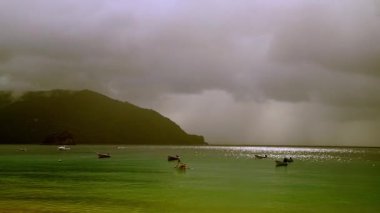 Tobago Adası. Balıkçı tekneleriyle Karayip manzarası. Muhteşem yeşil Karayip deniz dağları ve fırtına bulutları, Tobago ve Trinidad. Yüksek kaliteli FullHD görüntüler