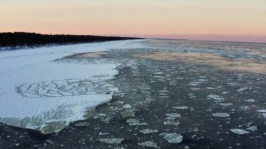 Hava görüntüsü. Soğuk kış mevsiminde Baltık Denizi manzarası. Deniz donuyor. Buz kütleli sahil şeridi. Yüksek kalite 4k görüntü