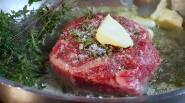 Kızartma tavasında çiğ biftek. Yüksek kalite 4k görüntü