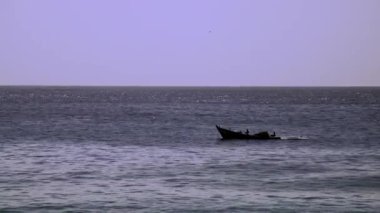 Karayipler 'de bir balıkçı teknesi. Trinidad ve Tobago. Yüksek kaliteli FullHD görüntüler