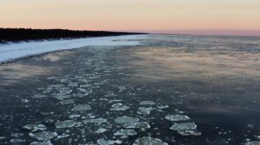 Kışın Baltık Denizi üzerinde insansız hava aracı videosu. Karlı bir kıyı şeridi ve dondurucu bir deniz. Yüksek kalite 4k görüntü