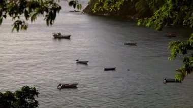 Trinidad ve Tobago, Karayip Denizi, gün batımında. Balıkçı teknelerinin siluetleri. Balıkçılık gelenekleri. Yüksek kaliteli FullHD görüntüler