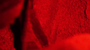 Leatherback deniz kaplumbağası Tobago sahilinde kırmızı ışıkta yumurtalarını bırakıyor. Nesli tükenmekte olan hayvanlar. Kaplumbağaların yüzgeçleri yumurtalarını bıraktıktan sonra çukur kazıyor. Tobago ve Trinidad. Karayip Bölgesi