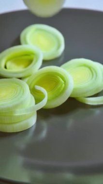 Yemek hazırlama videosu. Yavaş çekim videosu. Seçici odaklanma. Yüksek kaliteli FullHD görüntüler