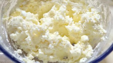 Süzme peynir, un, tereyağı ve yumurtadan yapılmış kurabiye hamuru. Yüksek kaliteli FullHD görüntüler