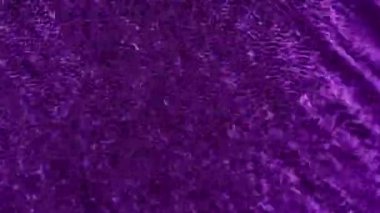 Mor kıvrımlı, dalgalı su yüzeyi ses titreşimleri tarafından yaratıldı..