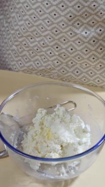 Yemek hazırlama. Dikey ekran video. Şef kurabiye hamuru yapmak için tereyağını bir kaseye koyar. Yavaş çekim videosu. Seçici odaklanma. Yüksek kaliteli FullHD görüntüler