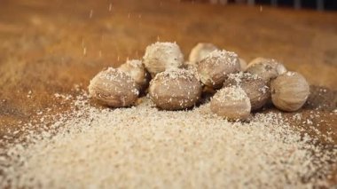 Izgara hindistan cevizi. Yaklaşın, yavaş çekim 50 fp. Seçici odaklanma. Yüksek kalite 4k görüntü