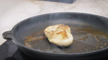 Kızarmış tavuk filetosu. Yavaş çekim videosu 100fps.