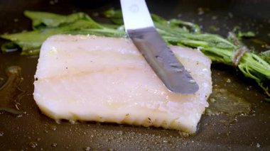 Yemek hazırlama. Kızarmış turna balığı, beyaz balık. Yavaş çekim 100 fp. Yüksek kalite 4k görüntü